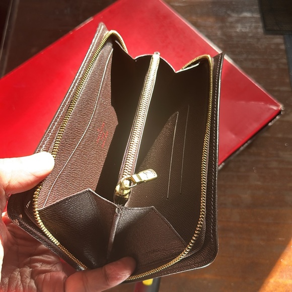 LV in Damier zippy Long Wallet. - Picture 3 of 5